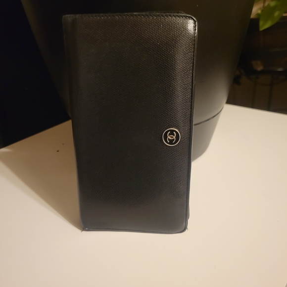 Vintage Authenric CHANEL Black Leather Wallet with Iconic Emblem - Picture 12 of 13